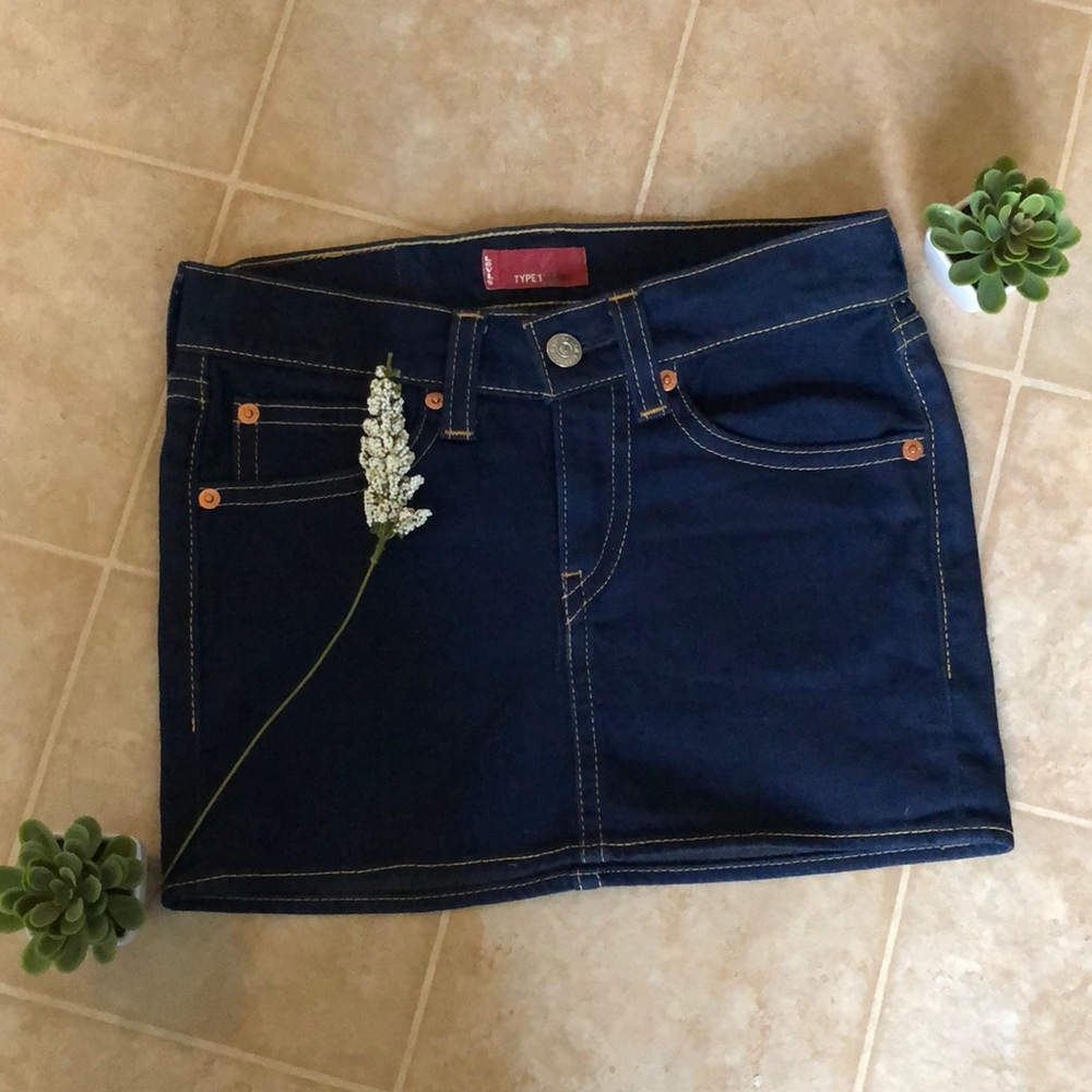 levi mini skirt 💫